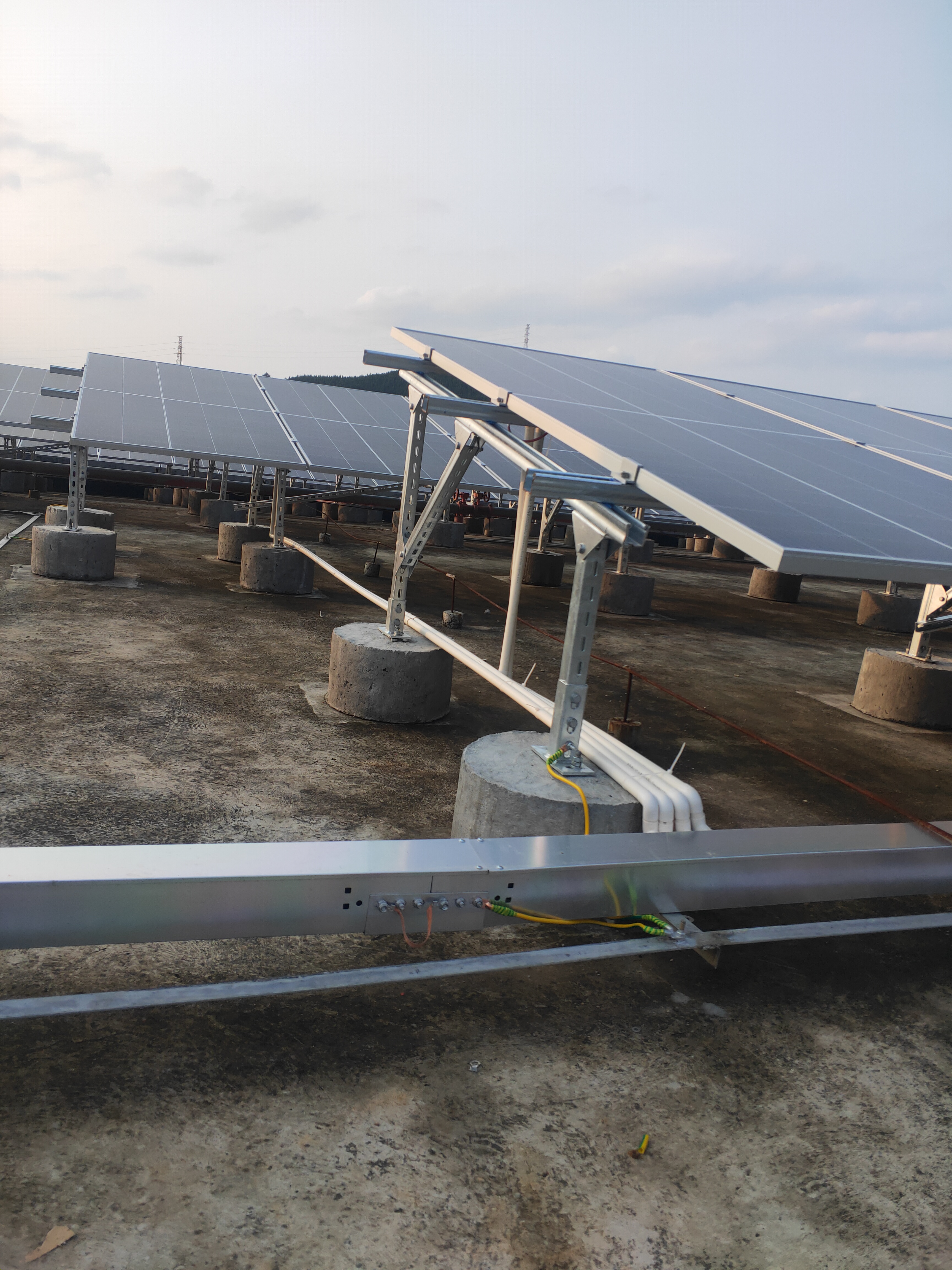 조정 가능한 태양 전지판